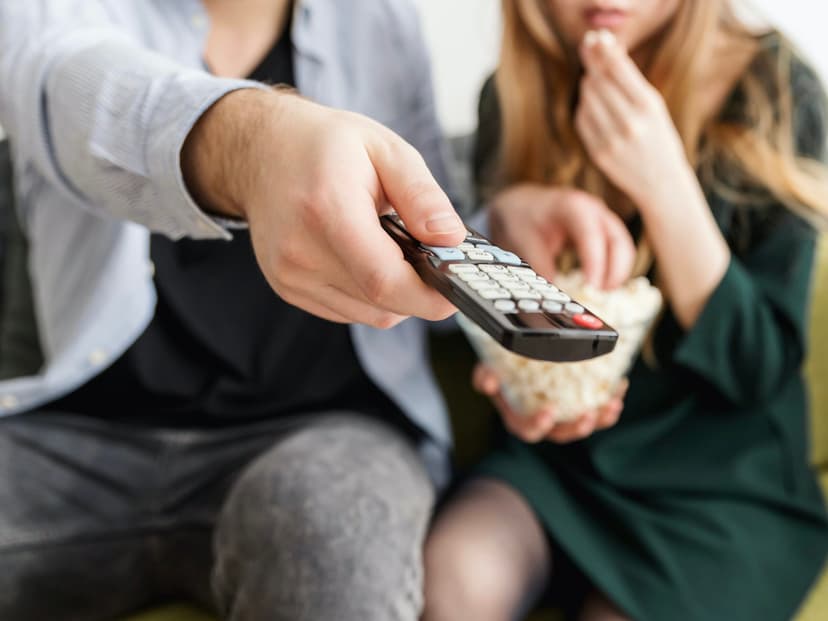 Personas viendo televisión