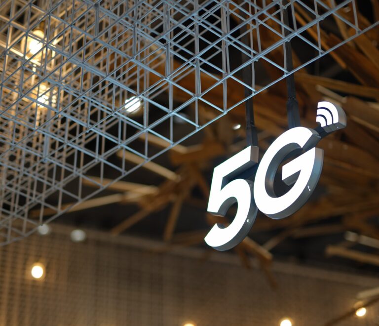 El Impacto Transformador del 5G en la Sociedad Global: Redefiniendo la Conectividad y la Innovación